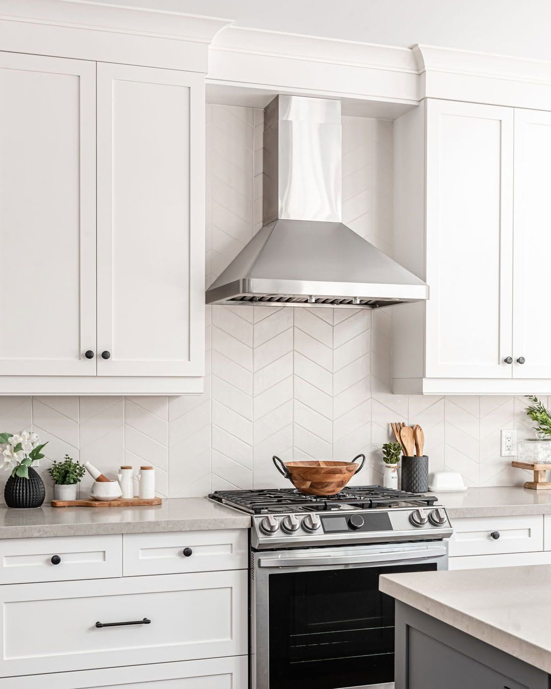 Reliable Range Hood Installation with Proper Mounting and Venting